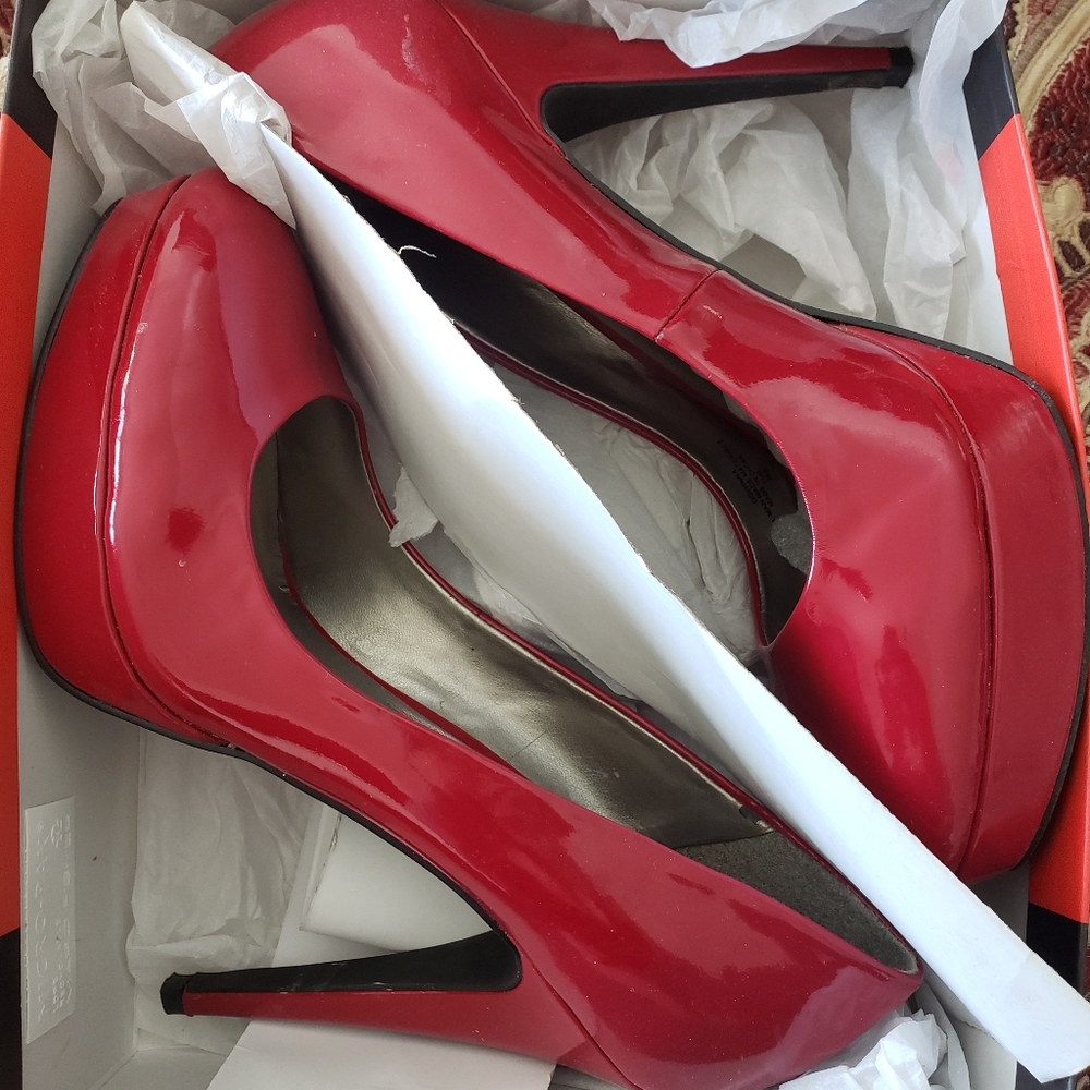 G by Guess Medium Red Platform Pump Size 11